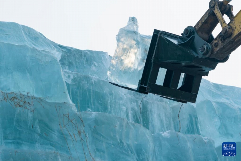 「哈爾浜氷雪大世界」設営のための貯蔵氷20万立方メートルの移送開始