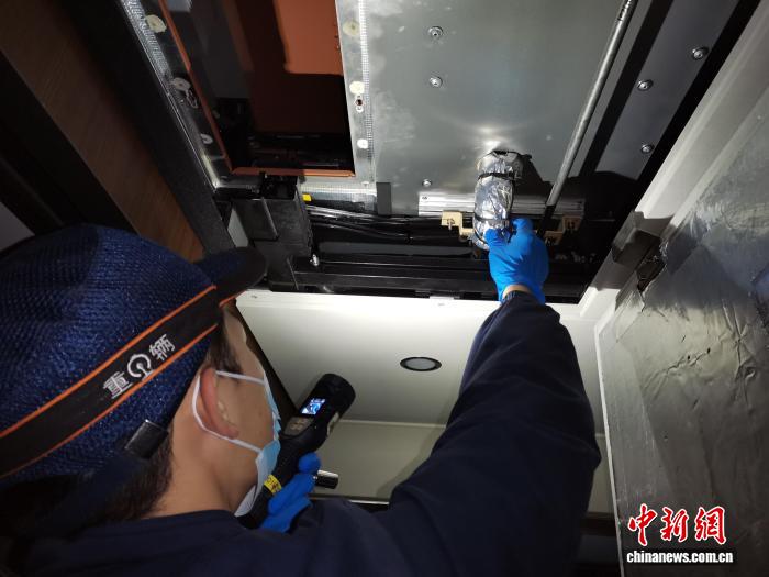 重慶の車両基地で冬への備えを強化中　列車も冬支度で運行