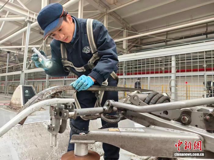 重慶の車両基地で冬への備えを強化中　列車も冬支度で運行