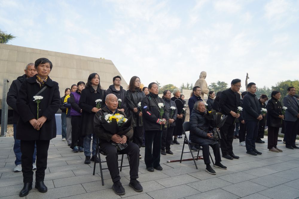 家族と共に南京大虐殺犠牲者の慰霊祭に参加する南京大虐殺の生存者・夏淑琴さんと劉民生さん(11月30日撮影・劉臻睿)。