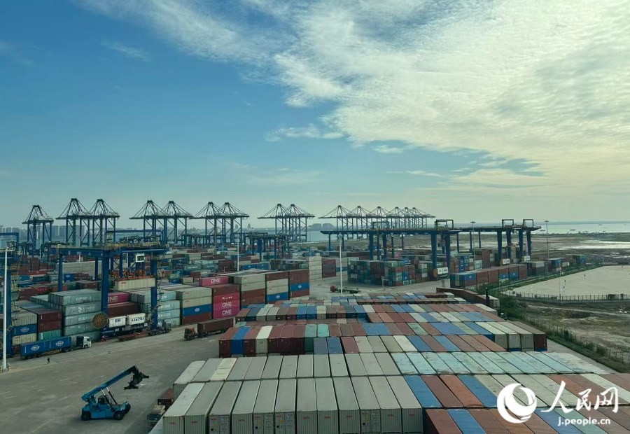 洋浦国際コンテナターミナルに積み上げられたコンテナ（撮影・玄番登史江）。