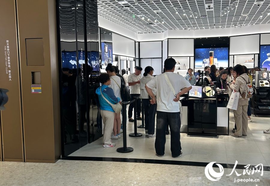 三亜国際免税城で買い物を楽しむ人々（撮影・玄番登史江）。