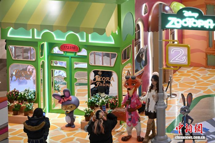 市民を魅了する「ズートピア2」のインスタレーション　雲南省昆明