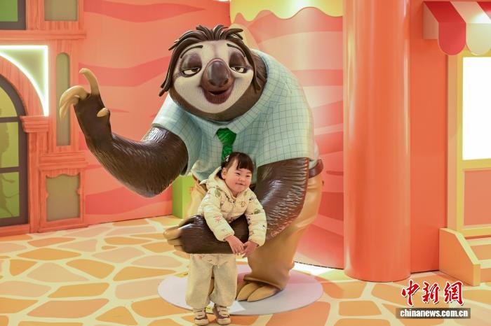 市民を魅了する「ズートピア2」のインスタレーション　雲南省昆明