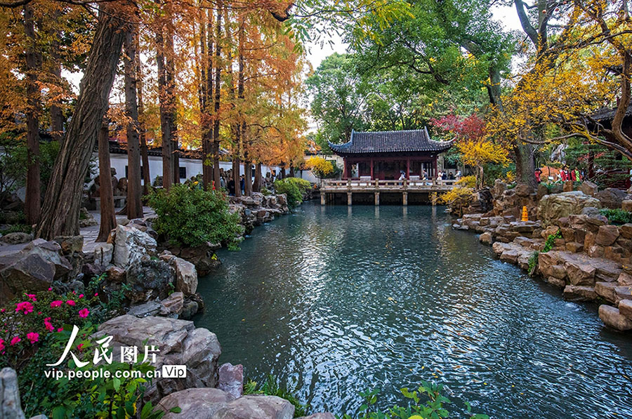 来園客を迎えるカラフルな豫園　上海