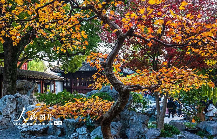 来園客を迎えるカラフルな豫園　上海