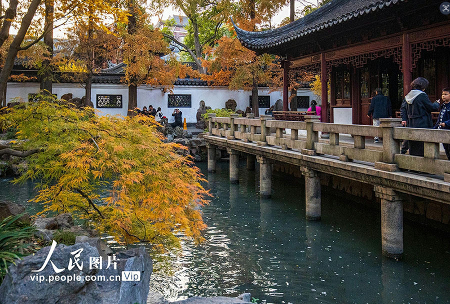 来園客を迎えるカラフルな豫園　上海