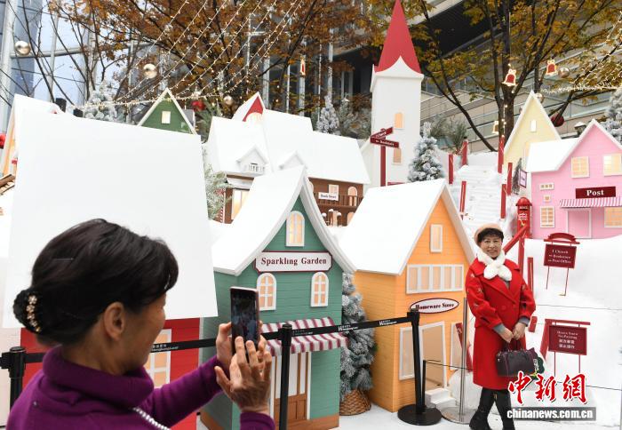 重慶市の商業エリアに「雪山小鎮」スポットが登場