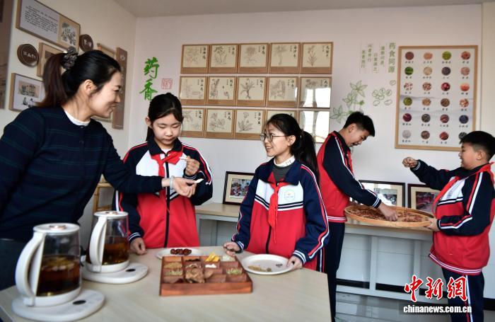 学校教育で学ぶ中医薬文化　河北省安国