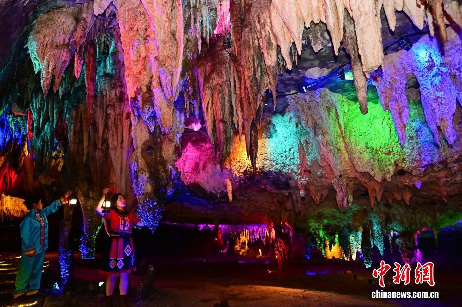 幻想的な洞窟探検を楽しめる湖北省恩施の「魔眼天宮」