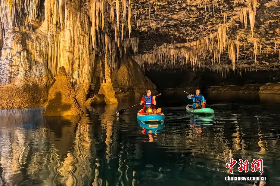 幻想的な洞窟探検を楽しめる湖北省恩施の「魔眼天宮」