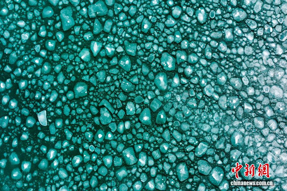 観光客を魅了する青海湖の冬の景観　青海省