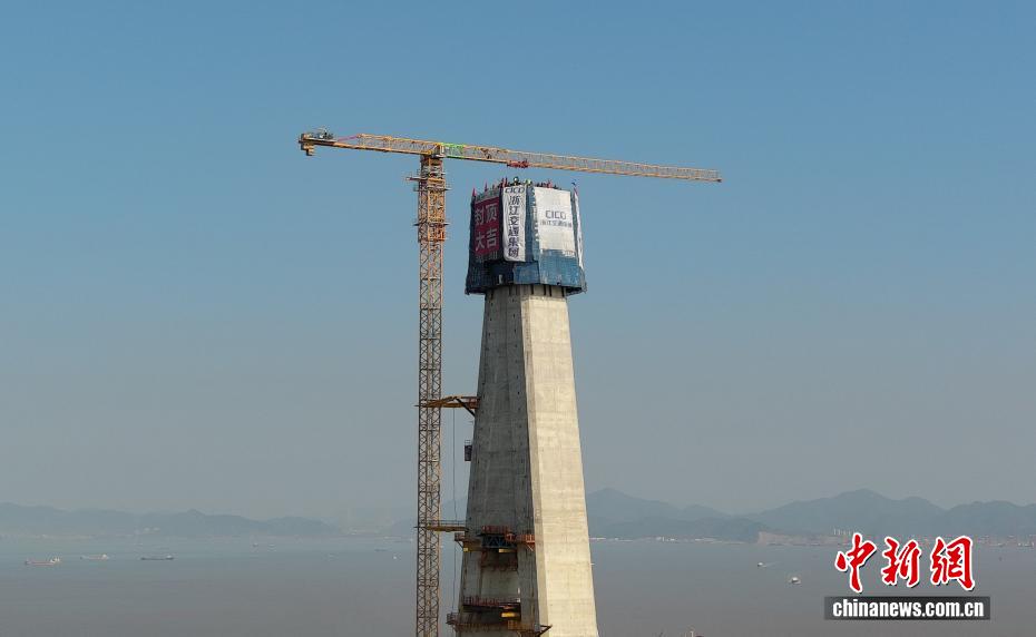 世界最大スパンの非対称構造3本塔斜張橋「甬江特大橋」の主塔が完成　浙江省