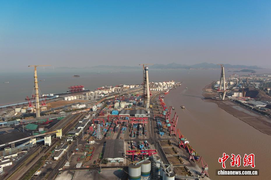 世界最大スパンの非対称構造3本塔斜張橋「甬江特大橋」の主塔が完成　浙江省