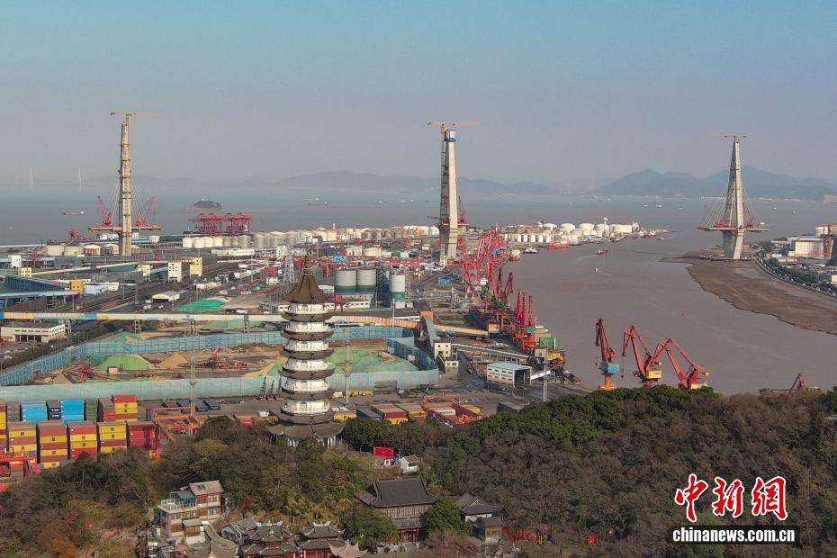 世界最大スパンの非対称構造3本塔斜張橋「甬江特大橋」の主塔が完成　浙江省