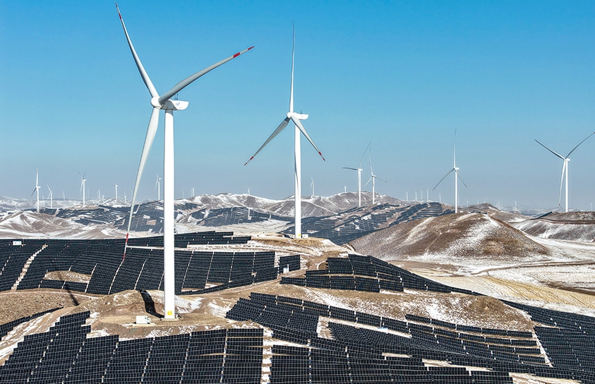 雪とクリーンエネルギーが織りなす冬景色　河北省承徳