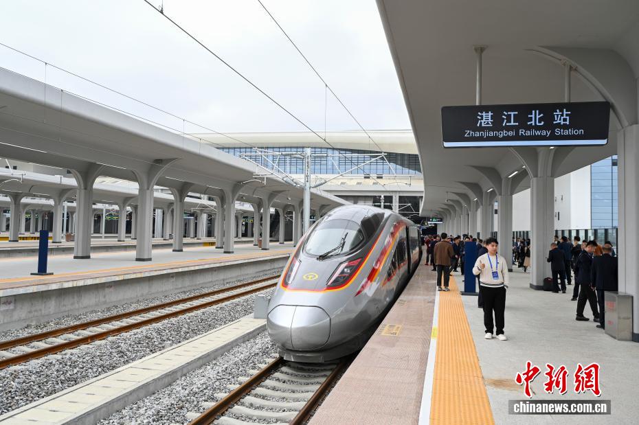 広東省の広州と湛江を結ぶ高速鉄道が22日に開通