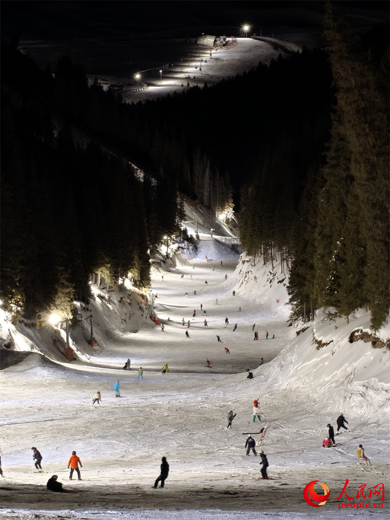 全国有数の氷雪観光地として急発展中の新疆
