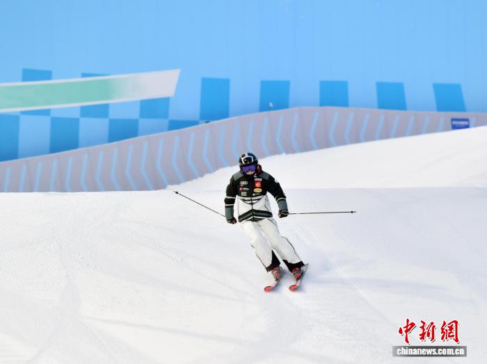 垂直落差がアジアで最大の屋内スキー場が開業　吉林省長春