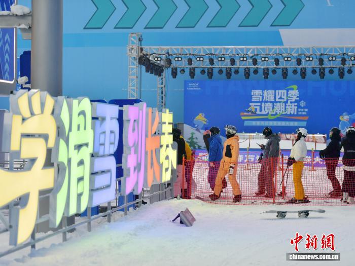 垂直落差がアジアで最大の屋内スキー場が開業　吉林省長春