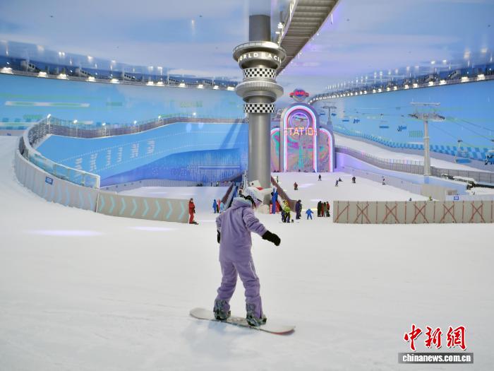 垂直落差がアジアで最大の屋内スキー場が開業　吉林省長春