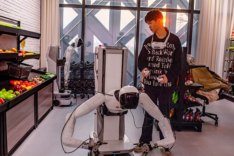 「ロボット幼稚園」で働く若きロボットトレーナーたち　湖北省