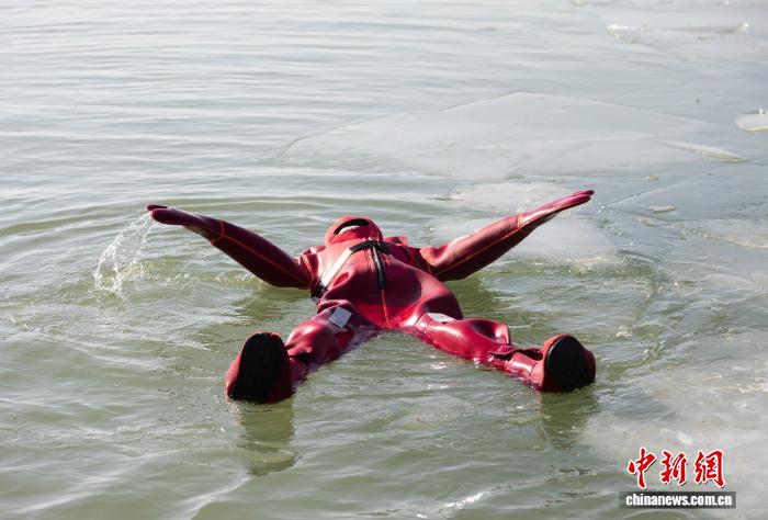 冬の新アクティビティ「氷上浮遊」が人気　寧夏銀川