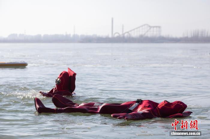 冬の新アクティビティ「氷上浮遊」が人気　寧夏銀川