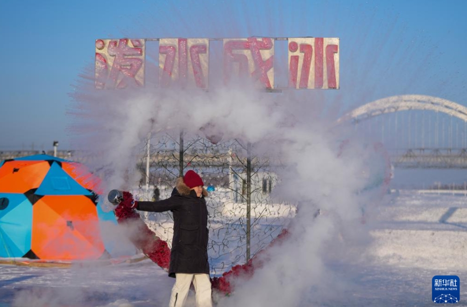 松花江が雪と氷の楽園に　黒竜江省
