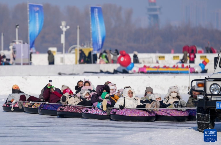 松花江が雪と氷の楽園に　黒竜江省