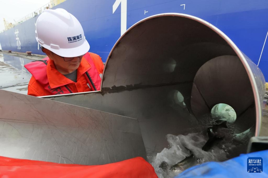 サーモンが10万トン級養殖工船へ「引っ越し」　山東省煙台