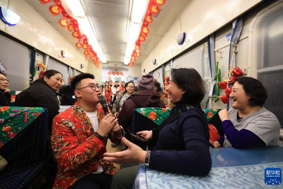 初の大型国際観光ツアー客を迎えた「東北民俗」テーマ列車　黒竜江省