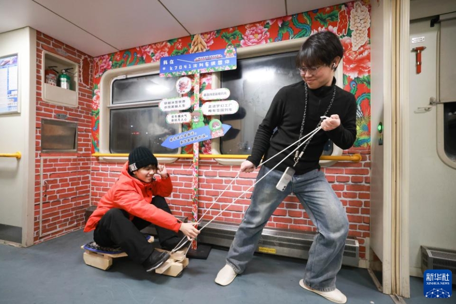 初の大型国際観光ツアー客を迎えた「東北民俗」テーマ列車　黒竜江省