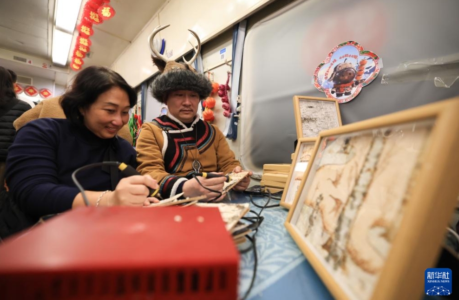 初の大型国際観光ツアー客を迎えた「東北民俗」テーマ列車　黒竜江省