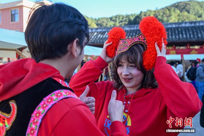 「漢語橋」の出場者が昆明で中国の年越しを一足先に体験　雲南省