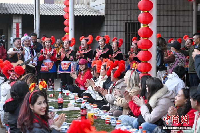 「漢語橋」の出場者が昆明で中国の年越しを一足先に体験　雲南省