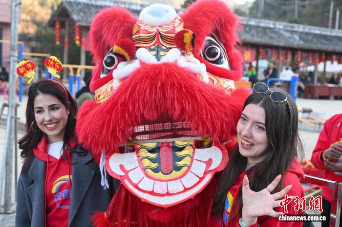 「漢語橋」の出場者が昆明で中国の年越しを一足先に体験　雲南省