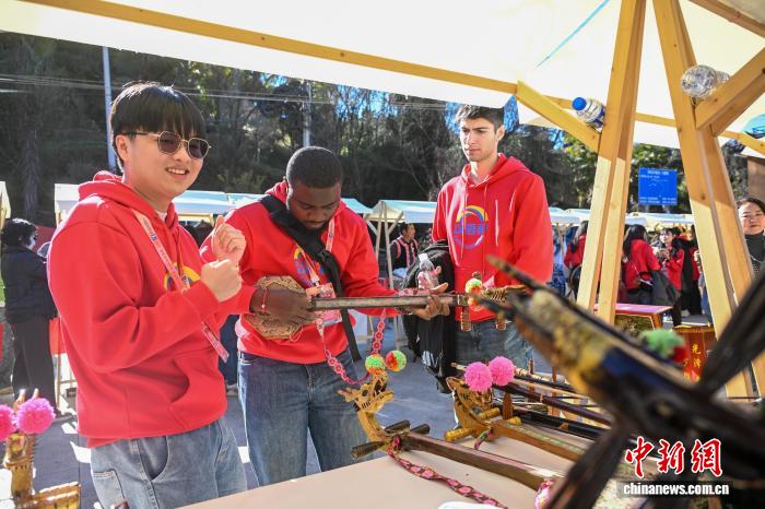 「漢語橋」の出場者が昆明で中国の年越しを一足先に体験　雲南省