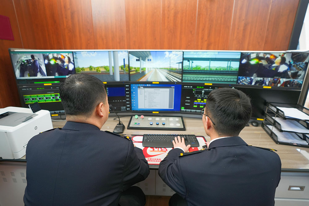 シミュレーションで高速鉄道の運転を学ぶ訓練センター　北京