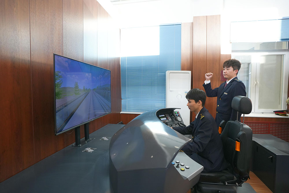 シミュレーションで高速鉄道の運転を学ぶ訓練センター　北京