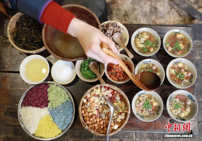 五色おこわ作りや油茶で春節ムード高まる侗族の村　広西