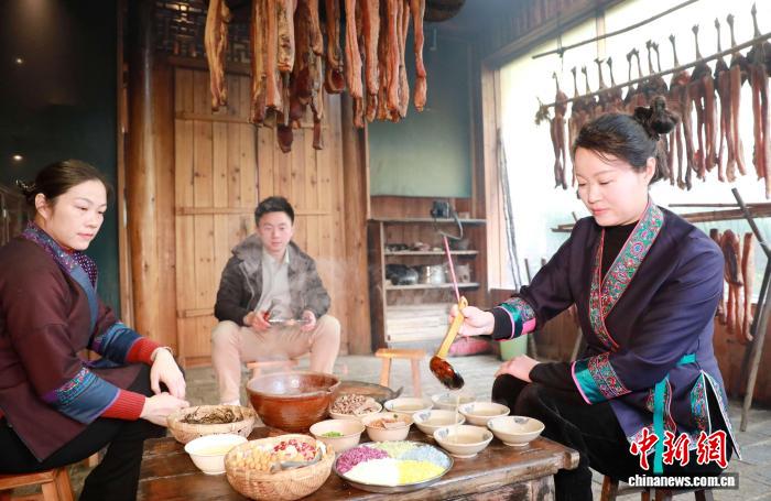 五色おこわ作りや油茶で春節ムード高まる侗族の村　広西