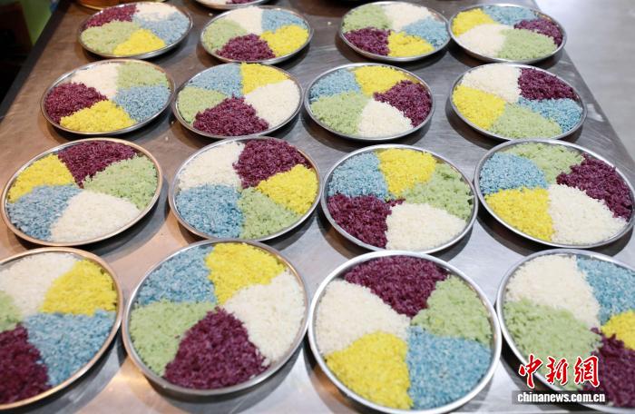 五色おこわ作りや油茶で春節ムード高まる侗族の村　広西