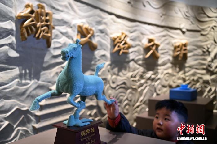 甘粛省博物館で干支の馬をテーマにしたユニークなナイトイベント