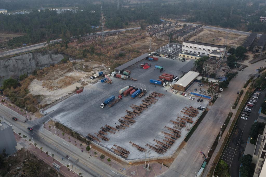 海南省儋州市白馬井鎮の「太陽光発電・蓄電・充電」超急速充電ステーション。画像提供：取材先