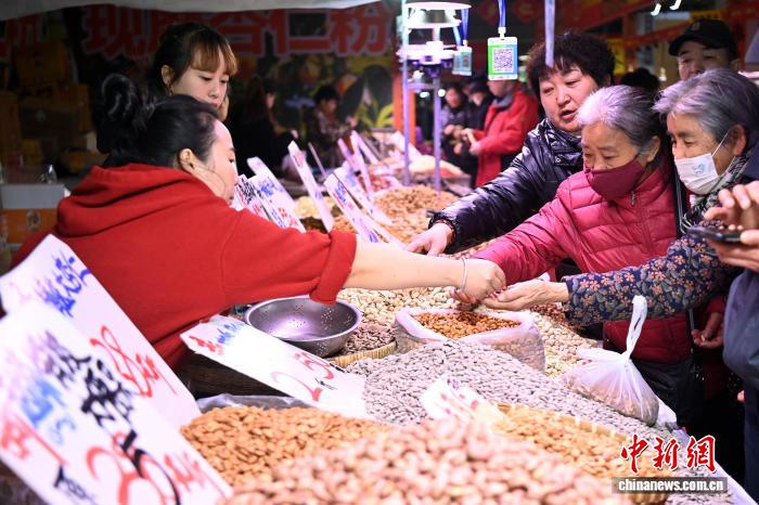 春節用品の買い出しに多くの市民が訪れる第10回蘭州春節用品会が開幕　甘粛省