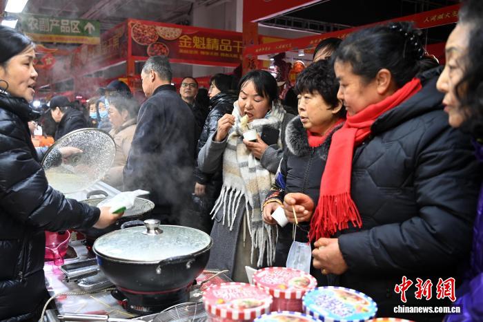 春節用品の買い出しに多くの市民が訪れる第10回蘭州春節用品会が開幕　甘粛省