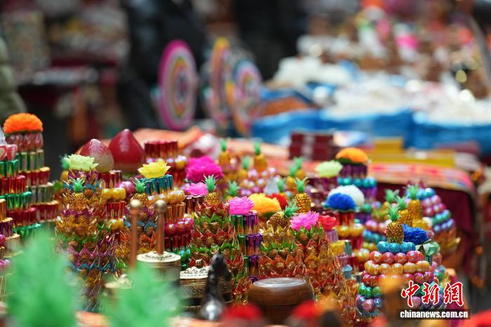 蔵暦の新年を控え、年越しムード高まる拉薩の街頭　西蔵