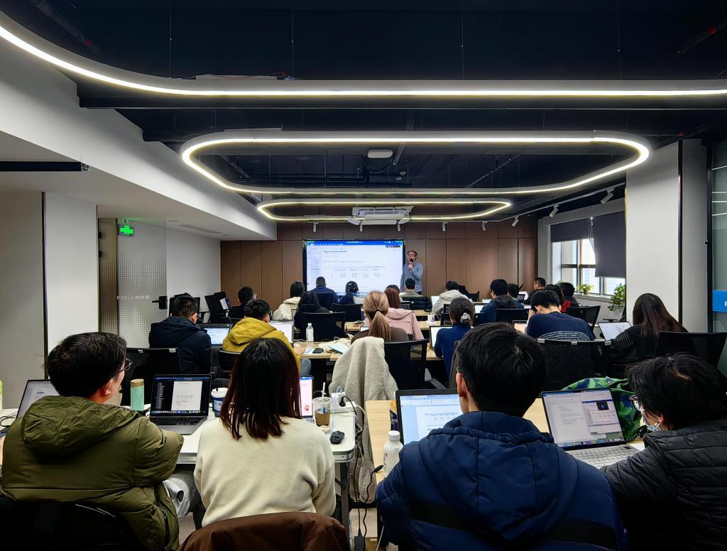 AIの実践講座で学ぶ受講者たち。撮影・周蕊