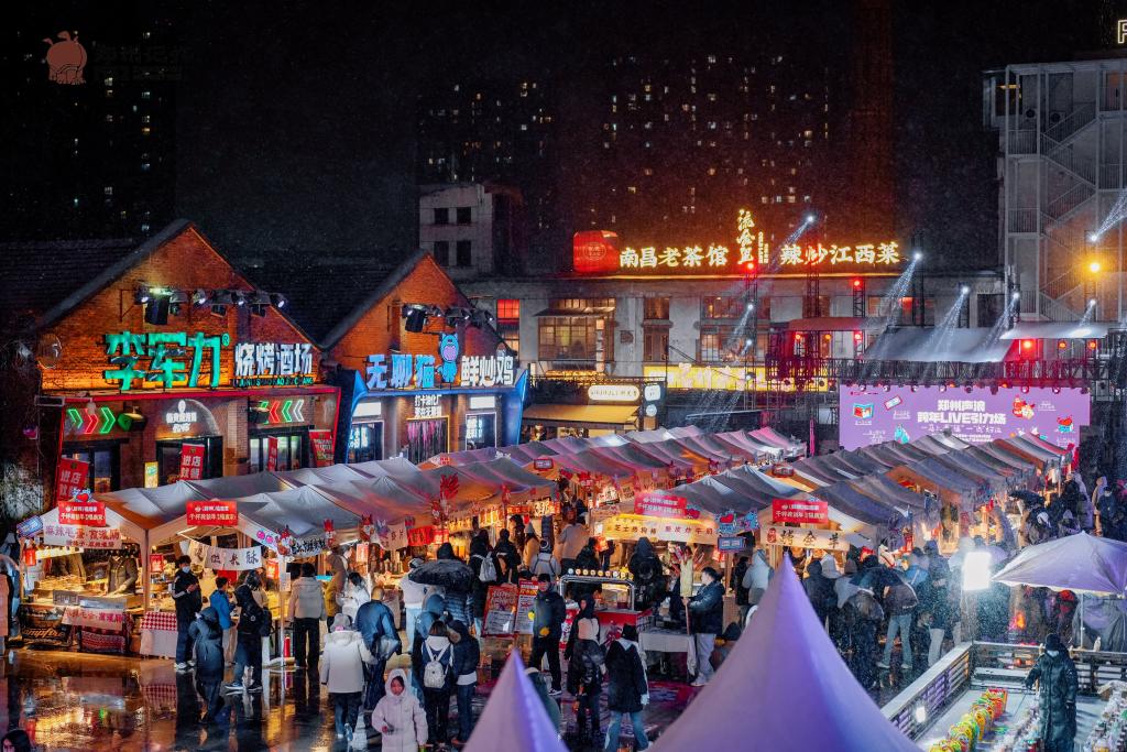 夜の「鄭州記憶1952油化廠クリエイティブパーク」の様子(画像提供・鄭州記憶1952油化廠クリエイティブパーク)。